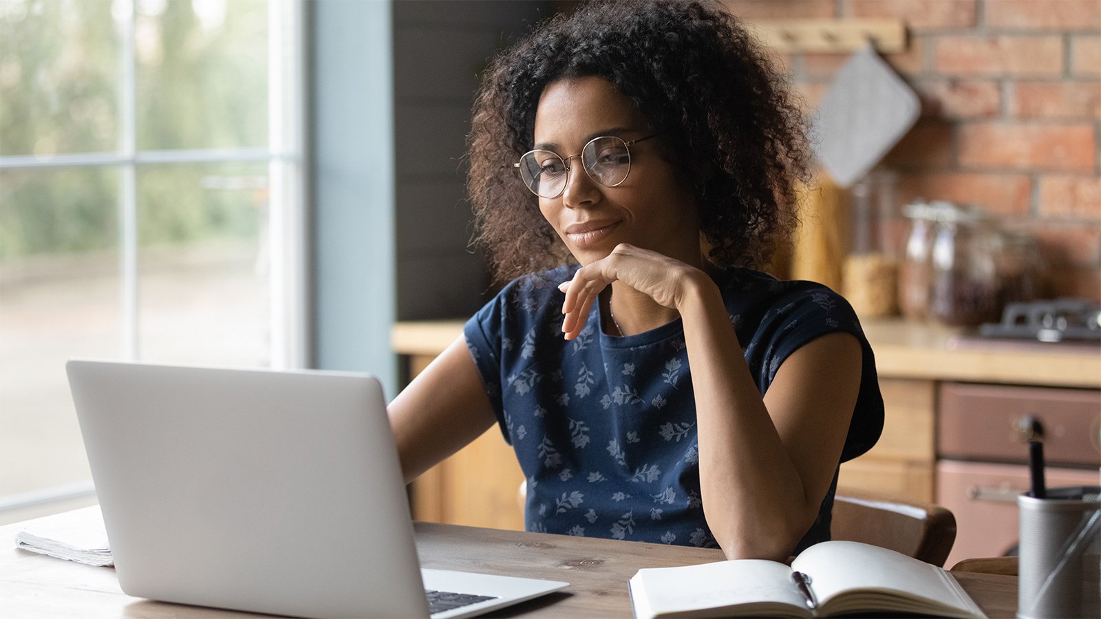 iaq24060web-woman-on-laptop-1600x900