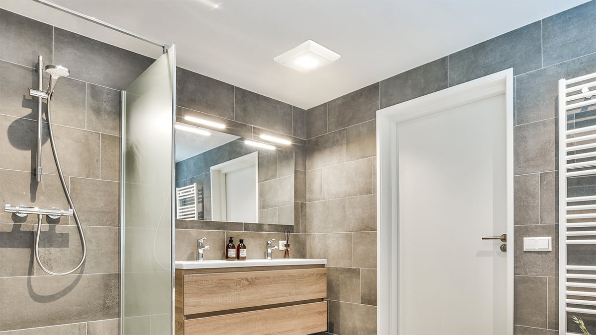 iaq24082web-luxury-bathroom-1200x675