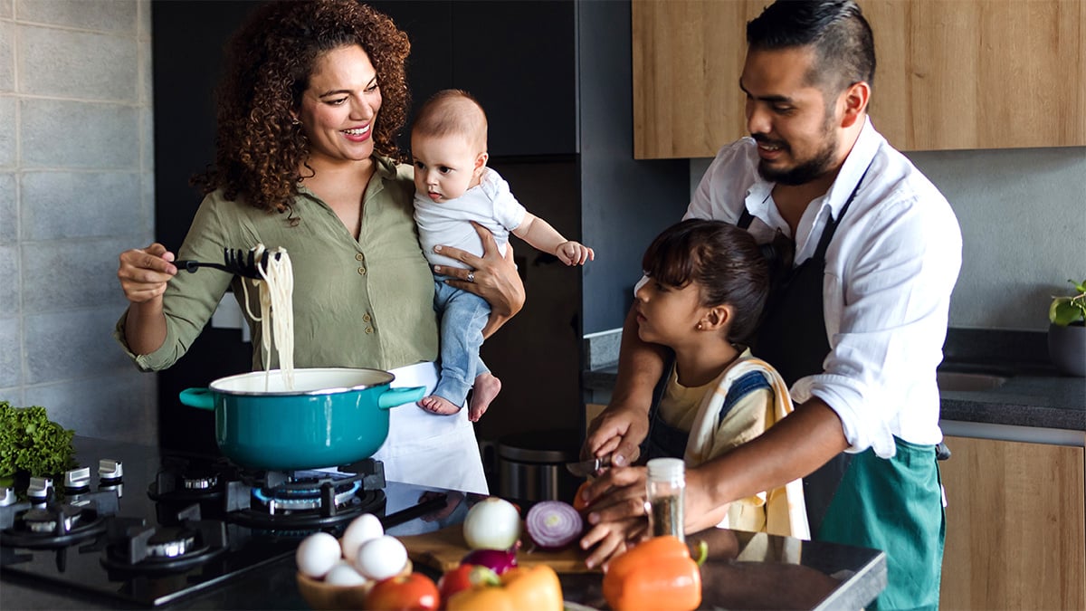 iaq24161web-family-cooking-clean-air-1200x675